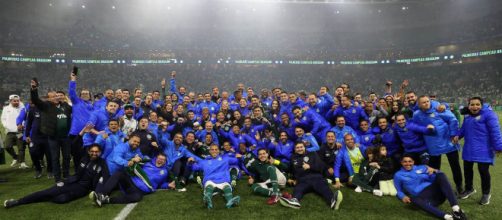 Elenco e diretoria posam para foto dos campeões (Cesar Greco/Palmeiras)