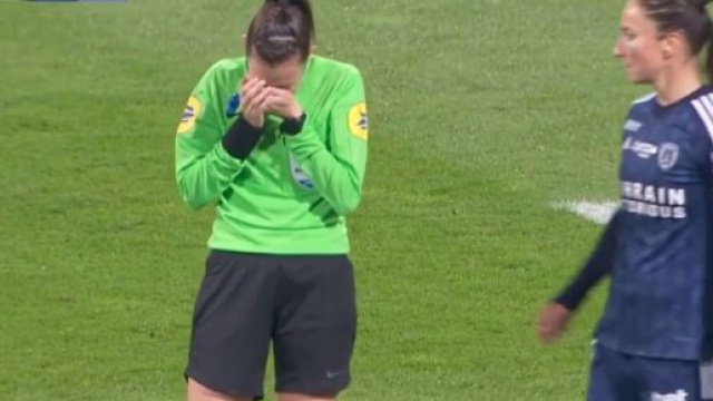 Une arbitre remplacée par un spectateur lors de Paris FC-Bordeaux. (crédit Canal+ capture)