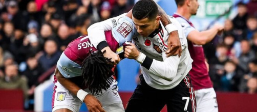 Ronaldo aux prises avec Mings lors d'Aston Villa-Manchester United (crédit Twitter)