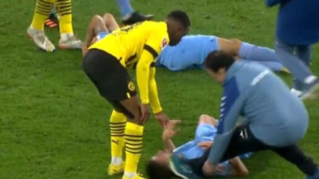 Deux médecins blessent des joueurs pendant le match de Dortmund et font le buzz (capture YouTube)