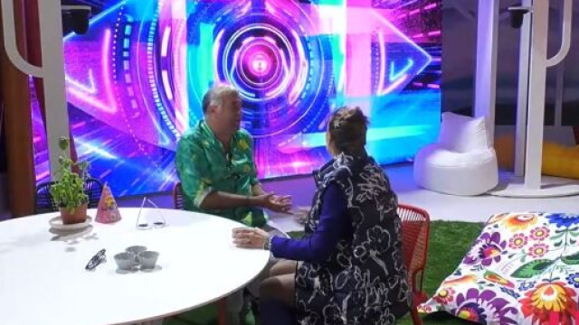 Grande Fratello Vip 7: Patrizia Rossetti rifiuta un abbraccio di Charlie Gnocchi (Video).