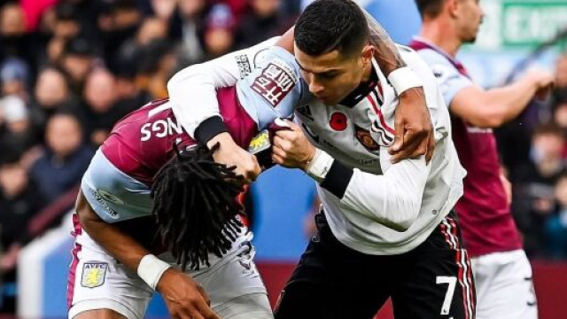 Ronaldo aux prises avec Mings lors d'Aston Villa-Manchester United (crédit Twitter)