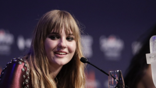 Novit&agrave; nail art autunno 2022, la manicure verde oliva di Matilde Gioli e quella nera di Victoria De Angelis.