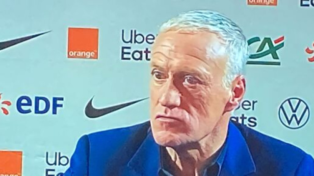 Deschamps tendu au moment de parler de la sélection de Giroud. (crédit capture LCL)