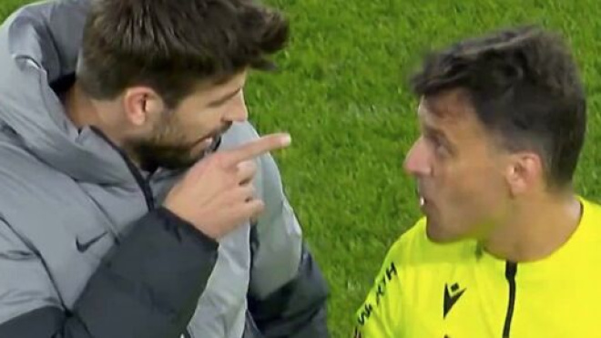 Piqué fou de rage contre l'arbitre de Osasuna-Barça. (crédit Twitter)