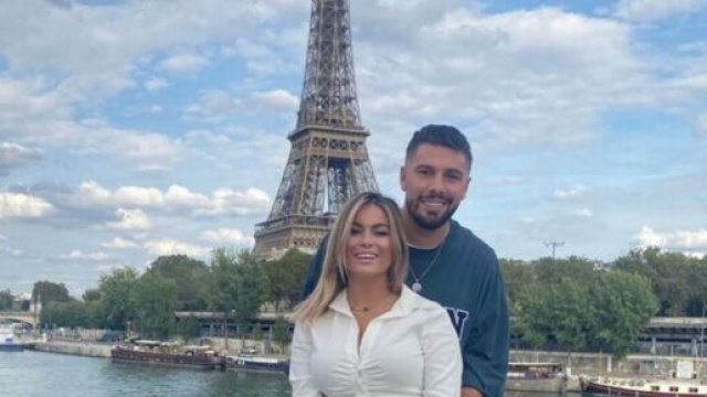 Le visage de son nouveau petit copain est connu.