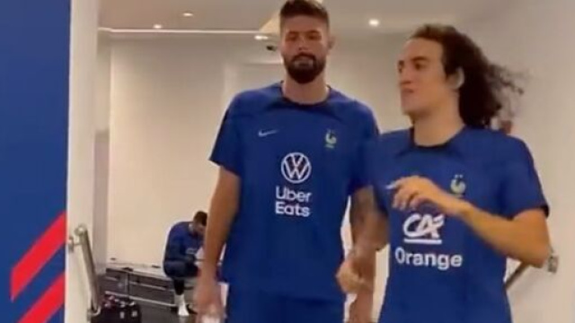 Guendouzi et Giroud au coeur d'une séquence insolite. (crédit capture FFF)