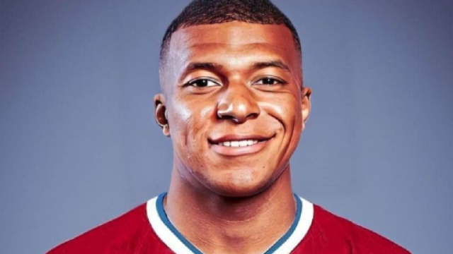 Mbappé à Liverpool, sa mère fait parler d'elle avec un supporter, les fans s'enflamment (capture YouTube)