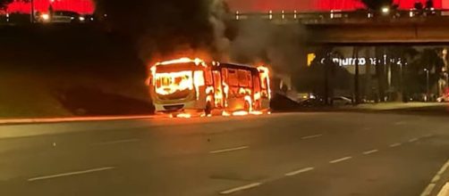 Bolsonaristas incendeiam veículos em Brasília (Reprodução/CNN Brasil)