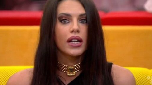 GFVip7, critiche sul web per una smorfia di Antonella su Donnamaria: 'Meglio perderla'.