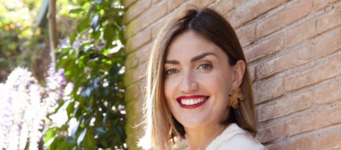 Moda, outfit le novità da non perdere: il blazer in velluto di Chiara Maci e l'abito lungo