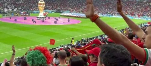 France - Maroc : la Marseillaise sifflée, certains supporters marocains montrent l'exemple (capture YouTube)