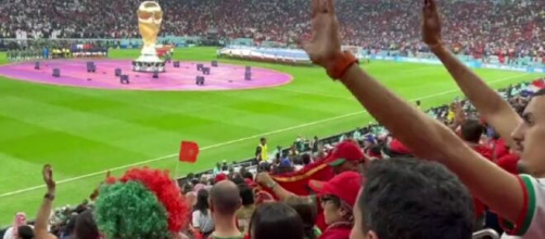 France - Maroc : la Marseillaise sifflée, certains supporters marocains montrent l'exemple (capture YouTube)