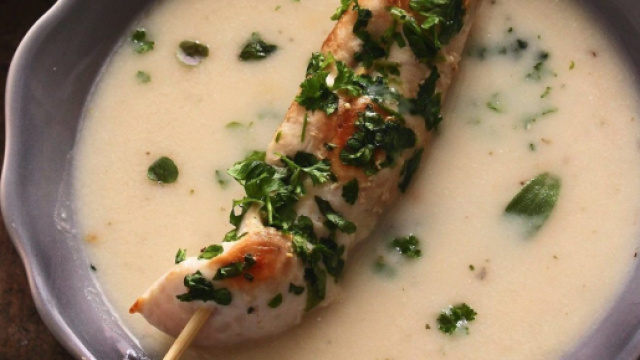 Crema di pollo e crostini al burro, un delicato antipasto.