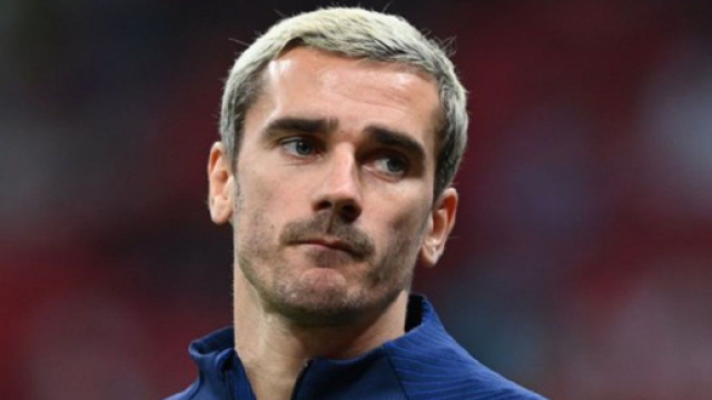 Qatar 2022 : Théo Griezmann affiche sa valise LV, les internautes le taclent et il répond (capture YouTube)