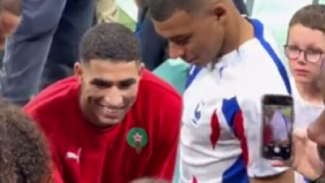 Kylian Mbappé présente Achraf Hakimi à sa maman dans les tribunes (capture YouTube)