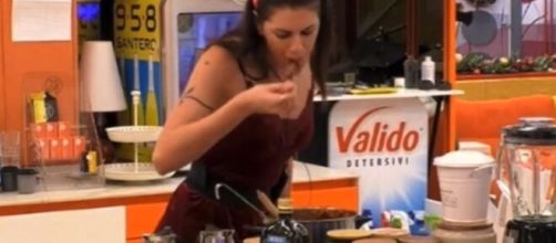 GFVip7, Fiordelisi mangia col mestolo dalla pentola, una fan: 'Disgustoso' (Video).