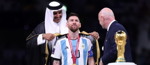 Lionel Messi un attimo prima di alzare la Coppa del Mondo al cielo.