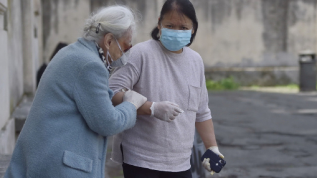 Colf, badanti, babysitter: aumenti stipendi 2023 da 0,66 euro/ora a 145 al mese.