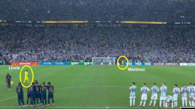 France - Argentine : les techniques d'Emiliano Martinez pour la séance de tirs aux buts (Credit : compte Twitter @GeirJordet)