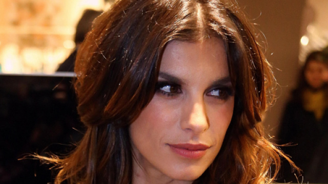 Moda, outfit inverno 2023, &egrave; in voga il minidress di Amal Clooney e la jumpsuit in pizzo di Elisabetta Canalis.