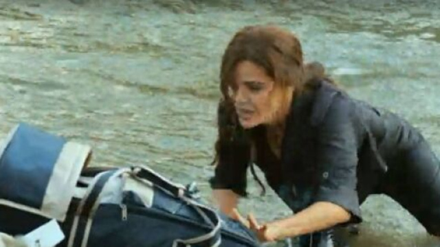 Terra amara, puntate turche: Altun salva Mujgan caduta nel fiume con il figlio Kerem Ali.