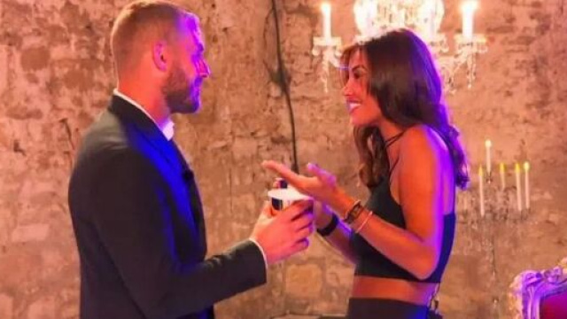 Julien Bert et Mélanie Dedigama (Les Cinquante) enfin en couple ? Ils passent le week-end ensemble.