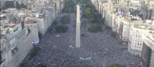 Buenos Aires vivió un auténtica fiesta por la llegada de la selección argentina de fútbol (Twitter /@ESPNUK)