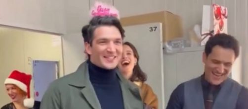 Il Paradiso delle signore 7, festa a sorpresa sul set per l'attore di Roberto (Video).