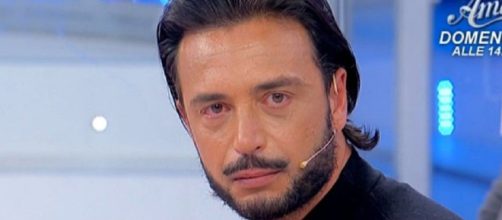 Uomini e donne, scatta la polemica su Armando: 'Ti pagano per stare in studio, ridicolo'.