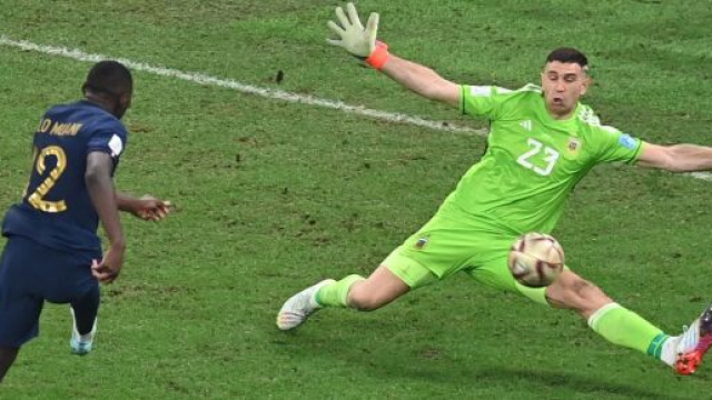 Eric Di Meco s'est lâcher sur Emiliano Martinez sur l'antenne d'RMC. (crédit Twitter)