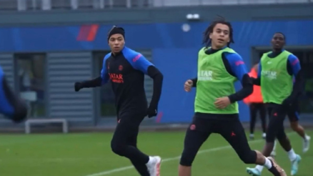 Kylian Mbappé et son petit frère proches sur les terrains et en dehors. (crédit Twitter)