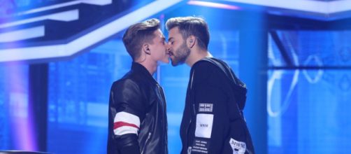 Agoney y Raoul protagonizaron el primer beso gay en una de las galas de OT (TVE)
