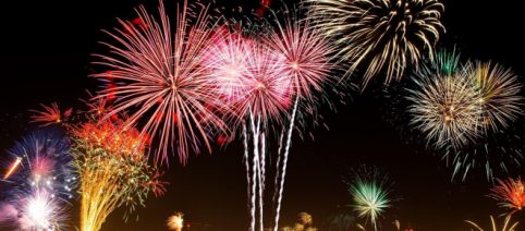 Auguri buon anno 2023, frasi e sms WhatsApp: da dediche romantiche a quelle divertenti