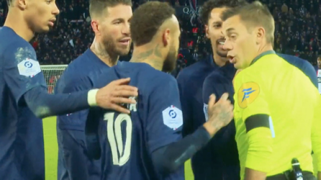 Neymar et Clément Turpin en plein échange après le rouge donné au Brésilien. (crédit capture Prime Video)