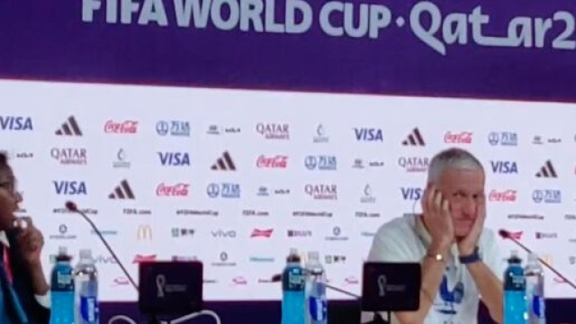 Didier Deschamps au coeur d'un moment gênant en conférence de presse. (crédit Twitter Andréa La Perna))