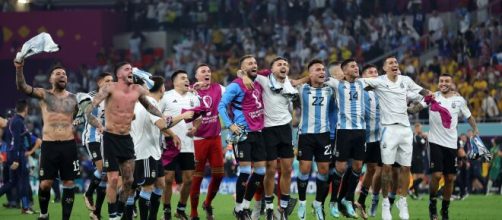 Jordores argentinos celebram classificação. (Reprodução/Twitter/@fifaworldcup)