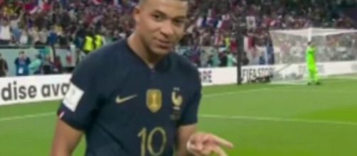 Le clin d'oeil de Kylian Mbappé après son doublé fait le buzz (capture YouTube)