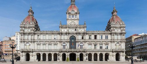 Ayuntamiento de A Coruña. La ciudad posee un ecosistema universitario volcado en la Inteligencia Artificial. Fuente: Wikimedia Commons
