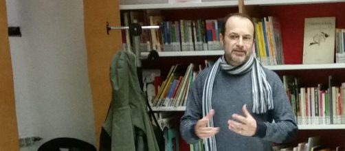 Davide Bersan, autore dei saggi su Ozu e Bergman, durante un incontro nella Biblioteca Crescenzago di Milano.