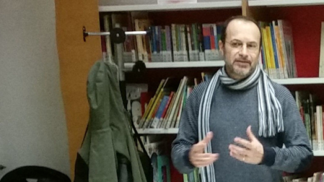 Davide Bersan, autore dei saggi su Ozu e Bergman, durante un incontro nella Biblioteca Crescenzago di Milano.