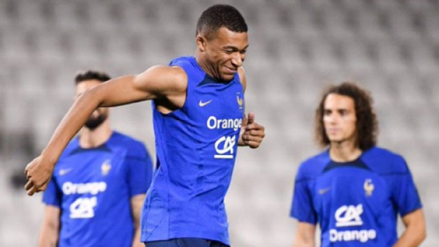 Kylian Mbappé se moque de Mattéo Guendouzi à l'entraînement (capture YouTube)
