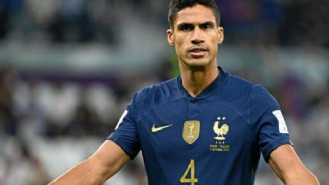 Varane tr&egrave;s agac&eacute; &agrave; la pause de France-Pologne. (cr&eacute;dit Twitter)