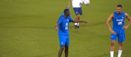 Ousmane Dembélé au coeur d'une scène hilarante avec l'équipe de France. (crédit capture FFF)