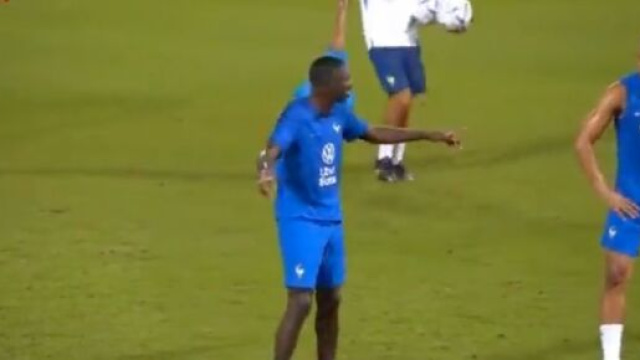 Ousmane Dembélé au coeur d'une scène hilarante avec l'équipe de France. (crédit capture FFF)