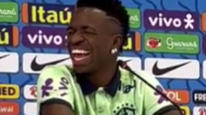 Un chat s'invite à la conférence de presse de Vinicius, il éclate de rire (capture YouTube)