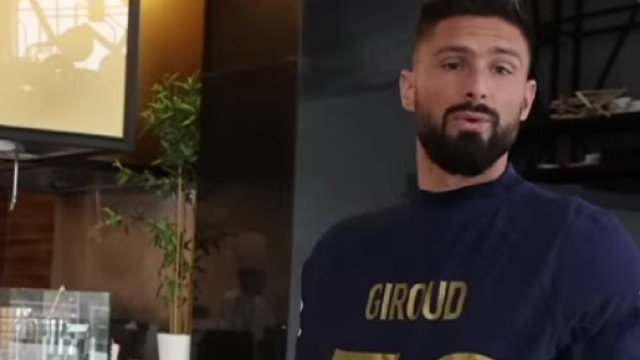 Edf : Giroud reçoit son maillot de meilleur buteur, Mbappé part en fou rire (capture YouTube)
