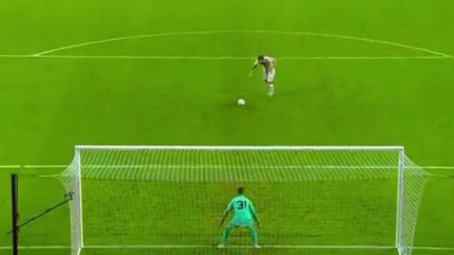 Rayan Cherki avec sa panenka ratée contre Arsenal devient la risée de Twitter (capture YouTube)