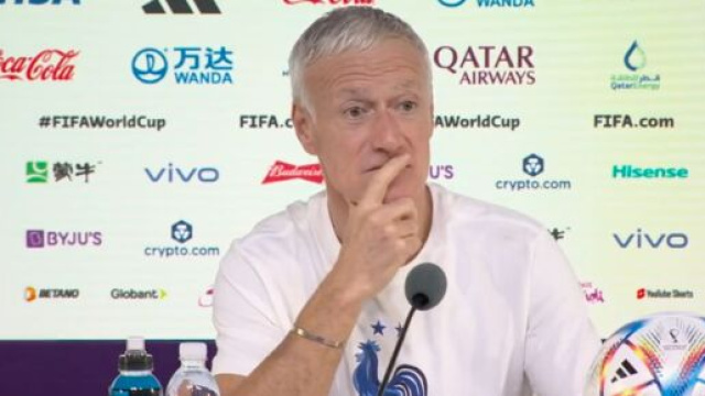 Didier Deschamps et S&eacute;bastien Tarrago au coeur d'un &eacute;change insolite en conf&eacute;rence de presse. (cr&eacute;dit Twitter)
