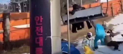Korea, seggiovia impazzisce va al contrario: sciatori costretti a lanciarsi giù (video).